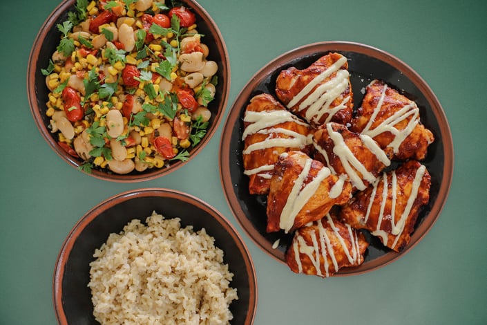 Barbecuekylling med hvid barbecuesauce og succotash