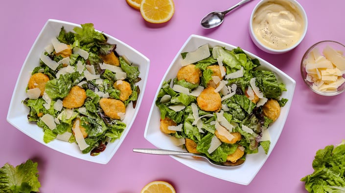 Cæsarsalat med nuggets