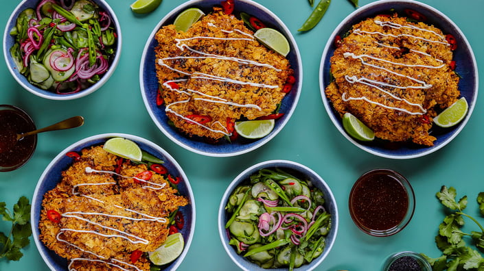 Corn flakes kylling med hot honey og agurkesalat