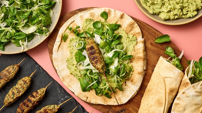 Kyllingespyd med fennikel i fladbrød med Ingridærte-hummus