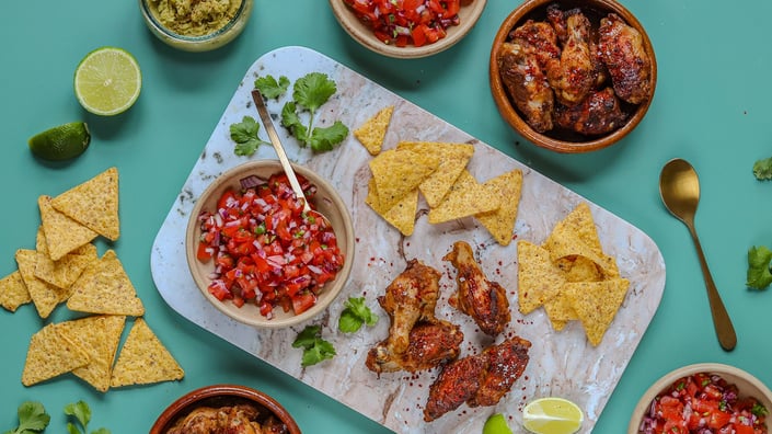 Mexicanske fryer wings, butter bean dip og tomatsalsa