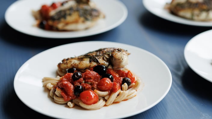 Stegt kyllingebryst med pasta i tomatsauce