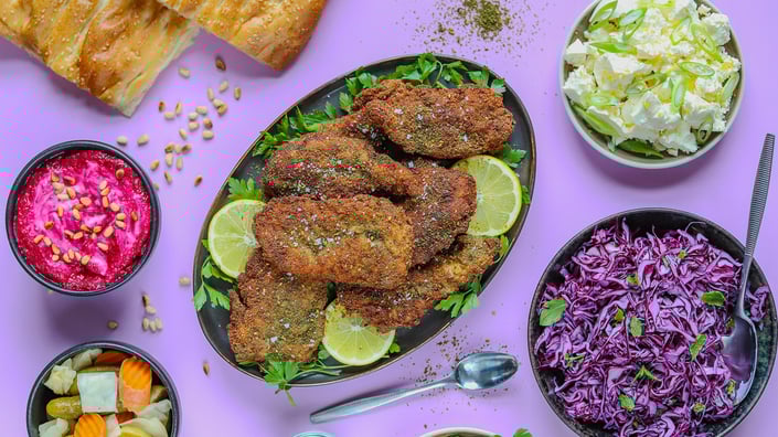 Zataarkylling med pink dip og rødkålssalat