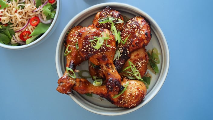 Sesamkylling med nudelsalat og Nuoc Cham