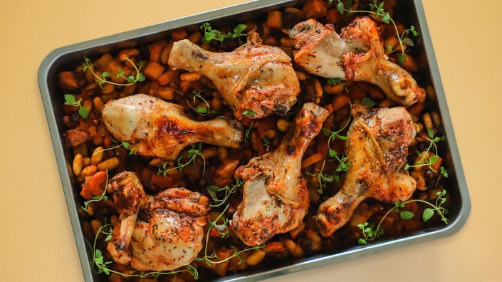 Tomatmarinerede underlår med gråærtecassoulet