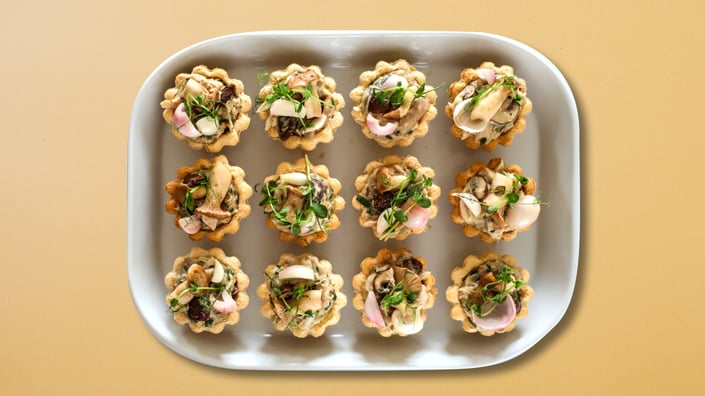 Tarteletter med kylling i svampe, syltede kejserhatte og perleløg