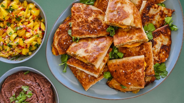 Quesadillas med hakket kylling og sort bønnedip