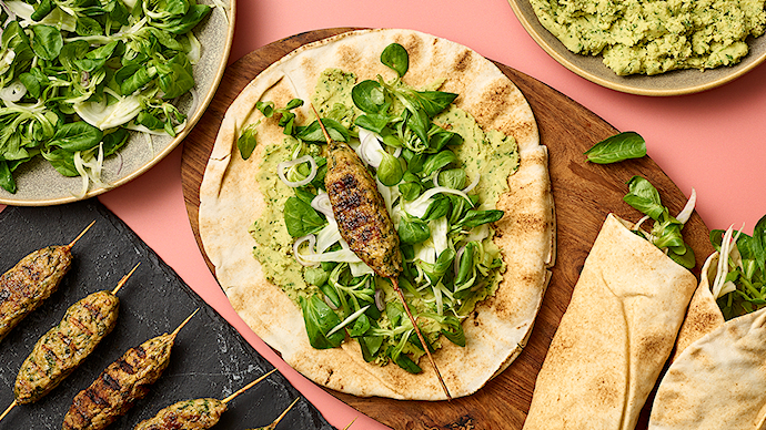 Kyllingespyd med fennikel i fladbrød med Ingridærte-hummus
