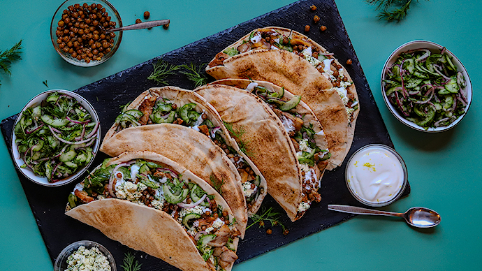 Gyros med smashed feta, agurkesalat og sprøde kikærter