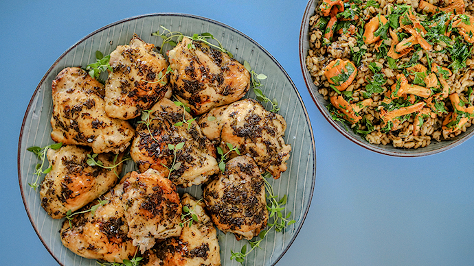 Grillet lårfilet med friske urter, hvedekerne-otto og svampe
