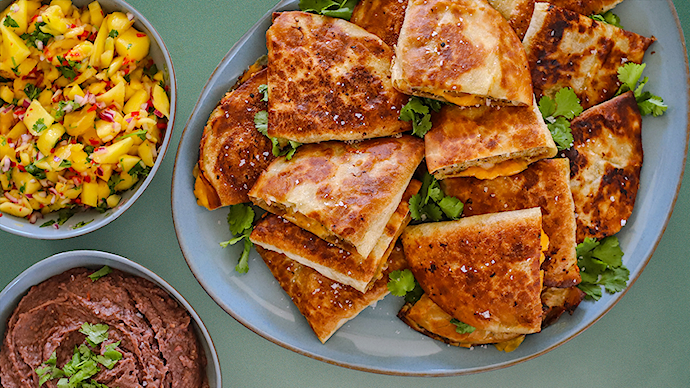 Quesadillas med hakket kylling og sort bønnedip